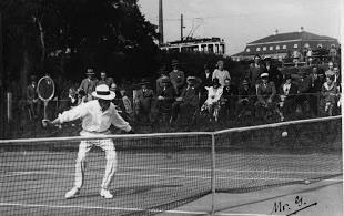 HELSINGBORGS TENNISKLUBB HISTORIA Grundades 1913 som en av Sveriges första tennisklubbar Tennisbanorna i Pålsjö Skog invigdes 1929 av