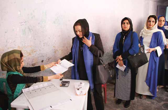 KAMPANJ DÅLIG KVINNLIG REPRESENTATION 28 % av parlamentsledamöterna i Afghanistan är kvinnor. 2 kvinnor sitter i Afghanistans regering. De övriga 26 är män. Delbar Nazari, kvinnominister.