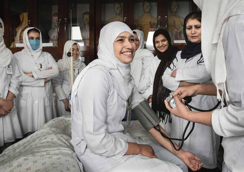 SAKS VERKSAMHET SAKS VERKSAMHET Min dröm är att arbeta för att hjälpa de fattiga SAKS UTVECKLINGSMODELL Rohawza Ahmadi är 19 år och läser på SAKs sjuksköterskeutbildning i provinsen Wardak.
