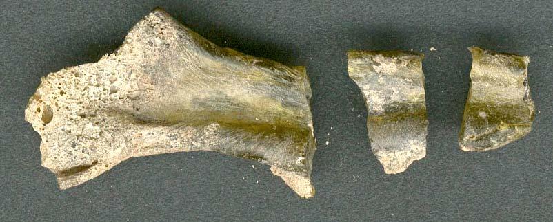 F 4 är ett litet bleck av brons, som eventuellt tillhör den tidigare funna kitteln.