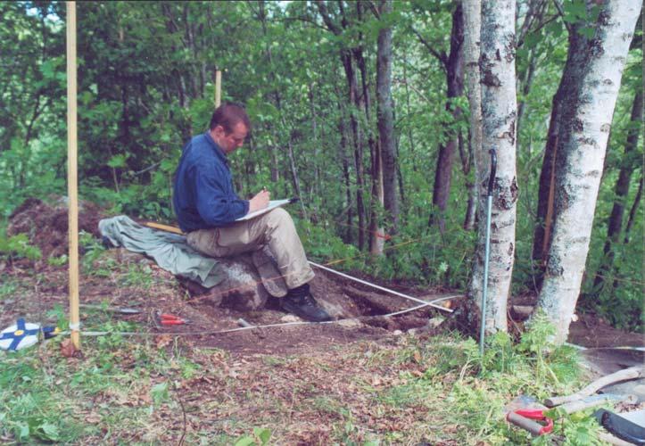 5 REDOVISNING AV UNDERSÖKNINGEN 5.1 Utförande och dokumentation Undersökningen genomfördes under tre dagar, 8 10 juni 2005. Den arkeologiska personalen utgjordes av Magnus Holmqvist och Ola George.