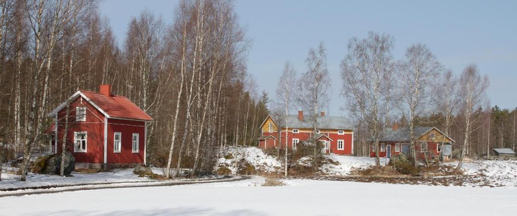 På den motsatta sidan av bäcken finns en stuga som har byggts på platsen vid slutet av 1900-talet. Byggnaderna är belägna invid åkerkanten av åkern som omger Finnäs by och passar väl in i landskapet.