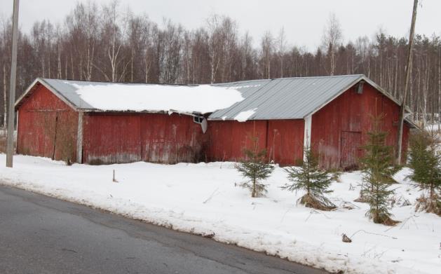 Lång ekonomibyggnad på