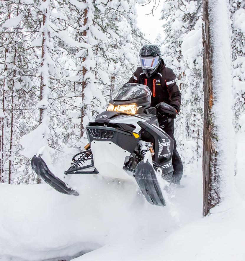 xterrain RADIEN- CHASSI ROTAX 850 E-TEC MOTOR KASHIMA KYB -STÖTDÄMPARE: Temperaturen sjunker och ditt ansikte blästras av den isande vinden.
