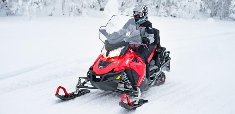 2019 ADVENTURE LX MOTOR Rotax 600 ACE (itc) KAMHÖJD 381 x 3 487 x 34 mm Cobra FRAMFJÄDRING A-LFS+ SPÅRVIDD 1 080 mm BOGGI PPS²-3500 STÖTDÄMPARE Fram: HPG 36 Center: HPG 25/Bak: HPG 36