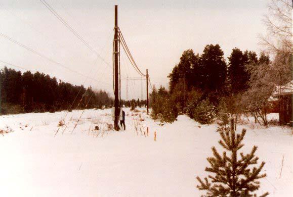 Hamnerius: Elektriska och magnetiska fält i byggnader 85 Figur 6.1 Skärmslinga som reducerar magnetfältet från den intilliggande kraftledningen, källa Svenska Kraftnät.