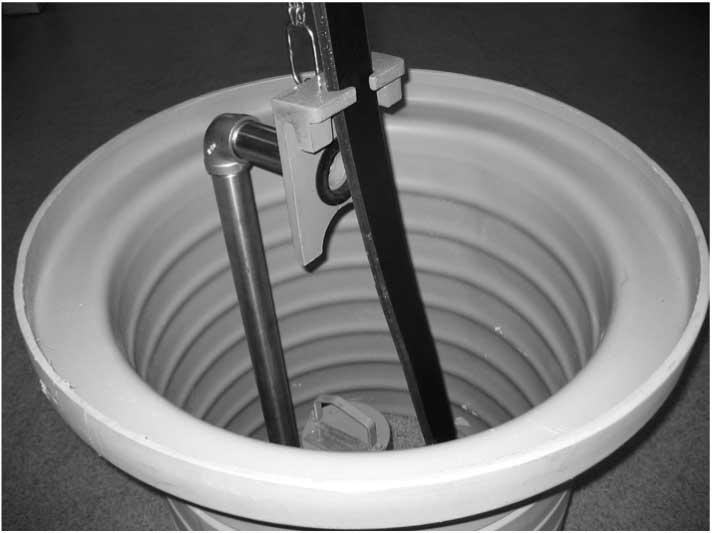 Kontrollera att pumpen och glidfästet är i linje. WS007540A 3. Fäst en kedja med schackel till delen med glidfästet på tryckanslutningsenheten. 4. Installera pumpen: a) Öppna inspektionsluckan.