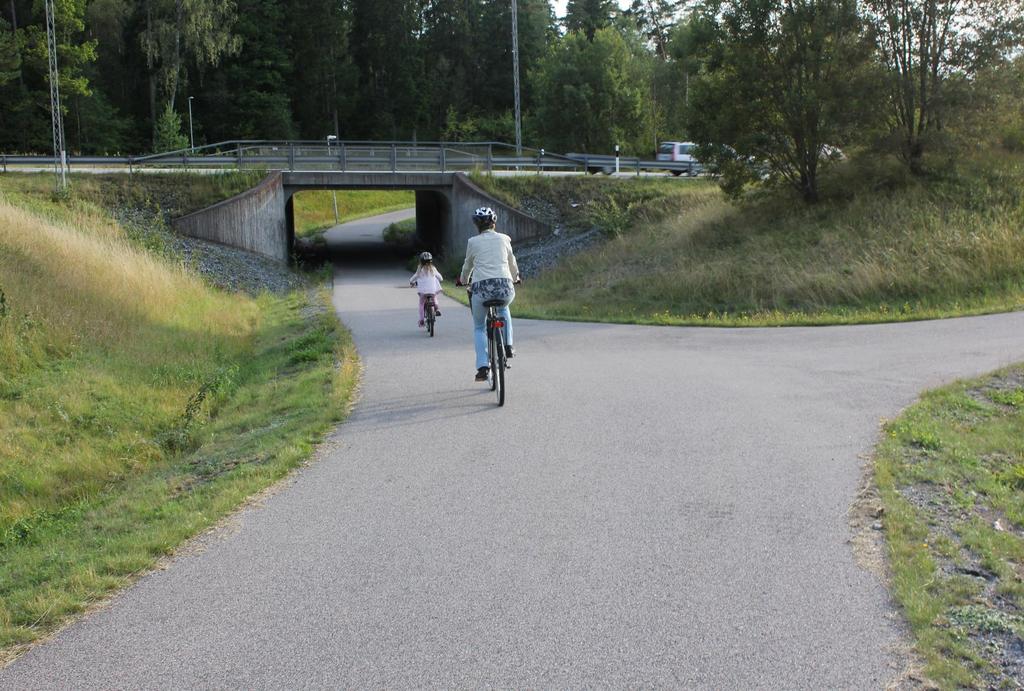 Svar från tjänstepersoner och politiker på plats Separerade gång- och cykelbanor skapas där det är lämpligt och görbart, dessa platser finns angivna i Sigtunas cykelplan Alla trafikslag behandlas och