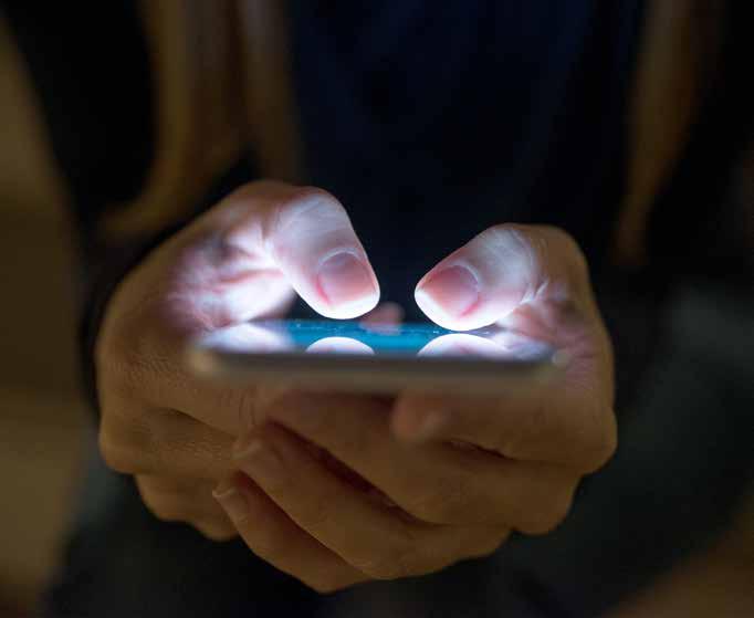 barnanpassat ATT VÅGA UTAN ATT FALLA Internet som en arena för delaktighet och relationer för unga med intellektuella funktionsnedsättningar Trots att forskning kring ungdomars delaktighet och