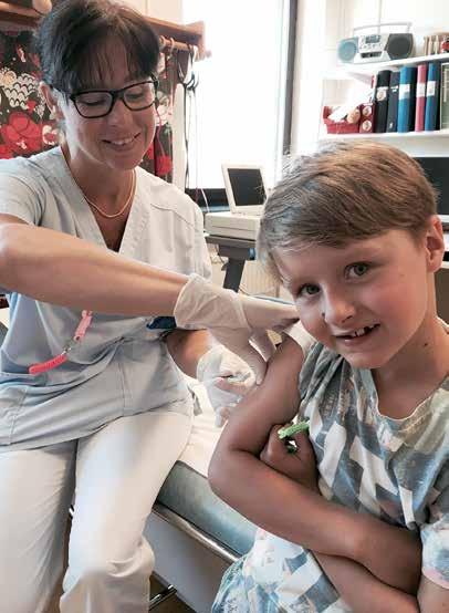 lingsplan för att uppnå WHO:s långsiktiga mål att utrota mässling och röda hund (Folkhälsomyndigheten 2014; Social styrelsen, 2014a). Vem vaccinerar?