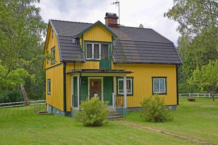 Hultsfred Kängsebo 2:1 Bostadshus 2-plans byggnad med källare om ca 135 m² samt biyta om ca 40 m² enl fastighetstaxeringen.