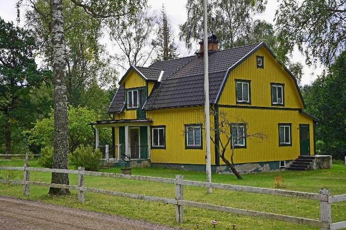 Byggnaden har tidigare varit uthyrd under några år och hyresgästerna lämnade huset i augusti 2016. Stor rymlig tomt med utsikt över inägorna.