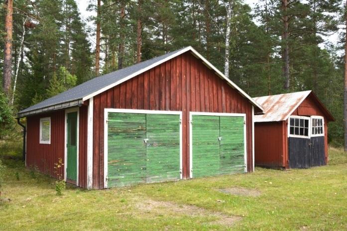 Groventré med trappa ner till källaren. Övervåning: Hall. 3 rum. Nyrenoverat WC/bad/dusch. Balkong.