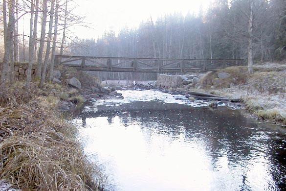 1. Stångån, Mossnäs Datum: 2003-11-07 Flodområde: Stångån Koordinat: 639300/149260 N F Hus Väg Gångbro =Provyta F=fotoriktning Hus Proverna togs 5-15 m uppströms träspången.