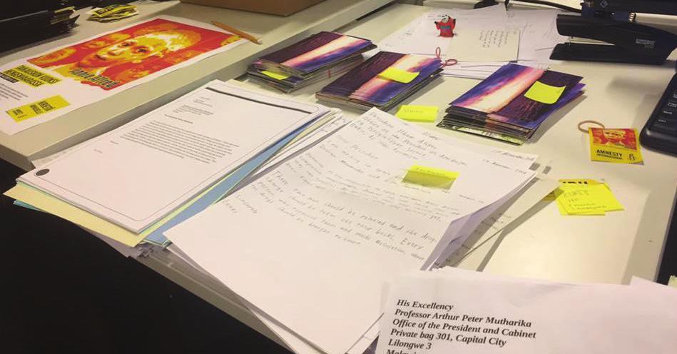 För vem och hur agerar vi? Under dagsverkskampanjen I trygghet donerar eleverna en dagslön till Amnestys arbetet för flyktingars och asylsökandes rättigheter.
