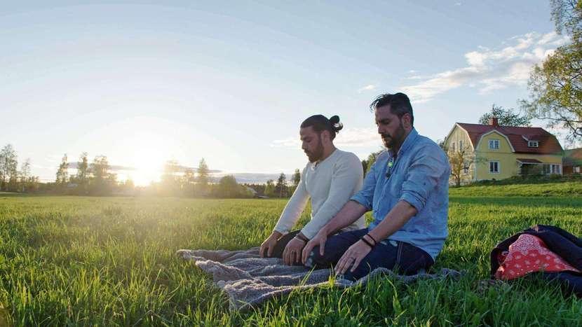 Naeef Almezel och Deemas man Ahmad i Älgnäs. Foto: Svt. I onsdags sändes avsnittet från Hälsingland. Deema och Ahmad kollar in den pampiga hälsingegården Hovra utanför Delsbo.