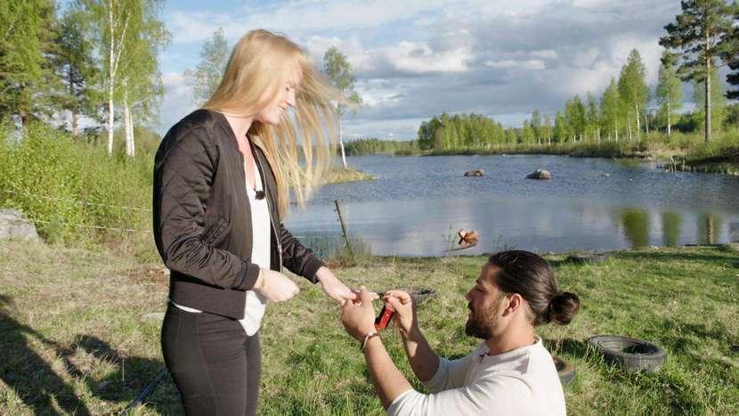 Deema och Ahmad drar från Delsbo till Älgnäs i sin vita limousin, och tillbringar en dag hos familjen Norlin. De fikar, pratar och häpnar över hur vackert här är. Frieriet. Foto: Svt.