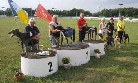 Box 1 DS-Leffe Blond, 2 Marrachino, 3 Daigo v d Waterram, 4 Virana, 5 Viggen, 6 Mr Sunsapote. Det blev favoriten Mr Sunsapote, som inte hade några problem med att vinna på distansen 320 m. 1. Mr Sunsapote, Katarina Nilsson, ÖHK-NoHS, 21.
