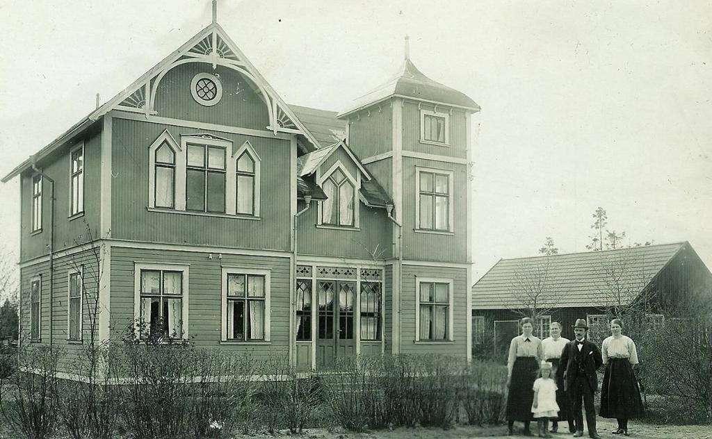 På fastigheten Ärlan 4-5 byggdes ett hus 1913 av hovslagare Carl Oskar Andersson.