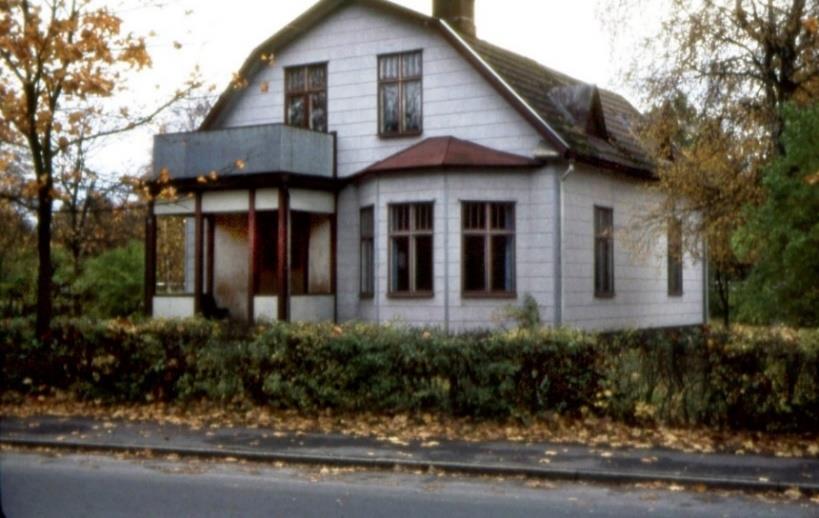 Till vänster ses Karin, Anna och Allan Andreasson (Allan var född 1911 och avled i sockersjuka 1922). Längre bort ses huset Betania, byggt 1914 av Wilhelmina och Peter August Nilsson.