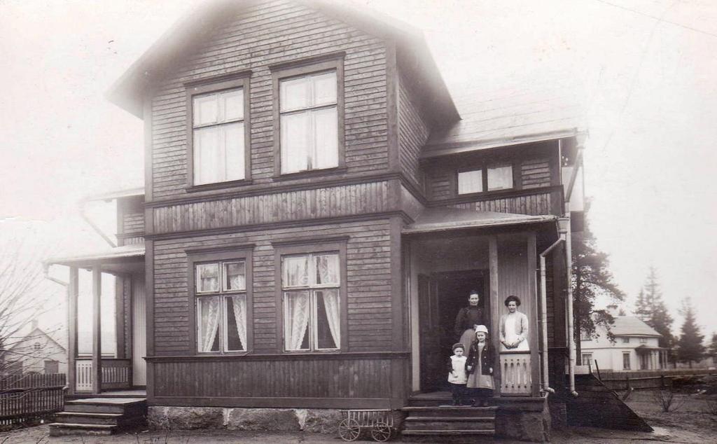 Petter Justus Johannesson (1861-1936) var född i Tostarp, Byarums församling men bodde på Gräshults Södergård i Hagshult när han 1906 blev änkeman med fyra barn.