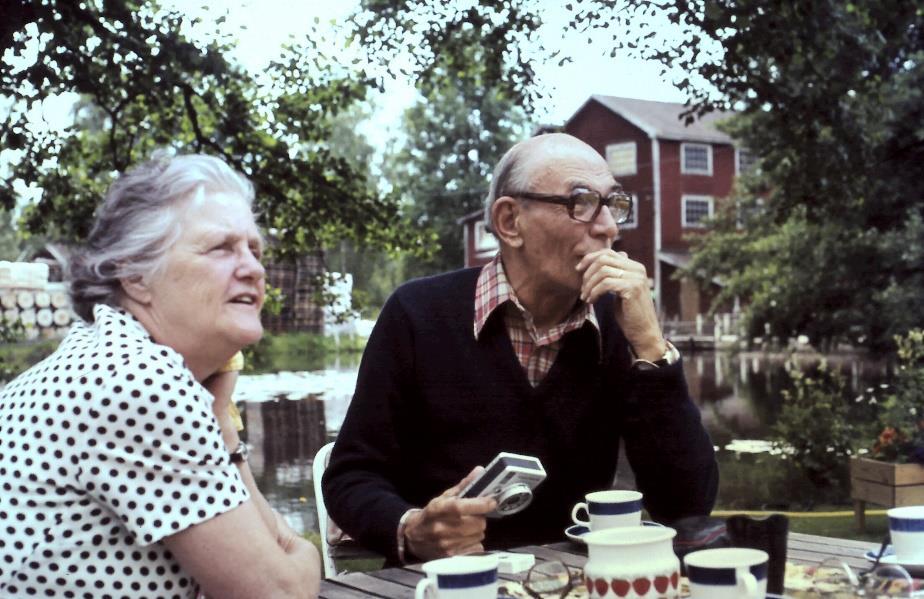 Harry Hagsjö startade 1943 möbelfirman Andersson & Hagsjö tillsammans med Gustaf Andersson (senare Erdström), bror