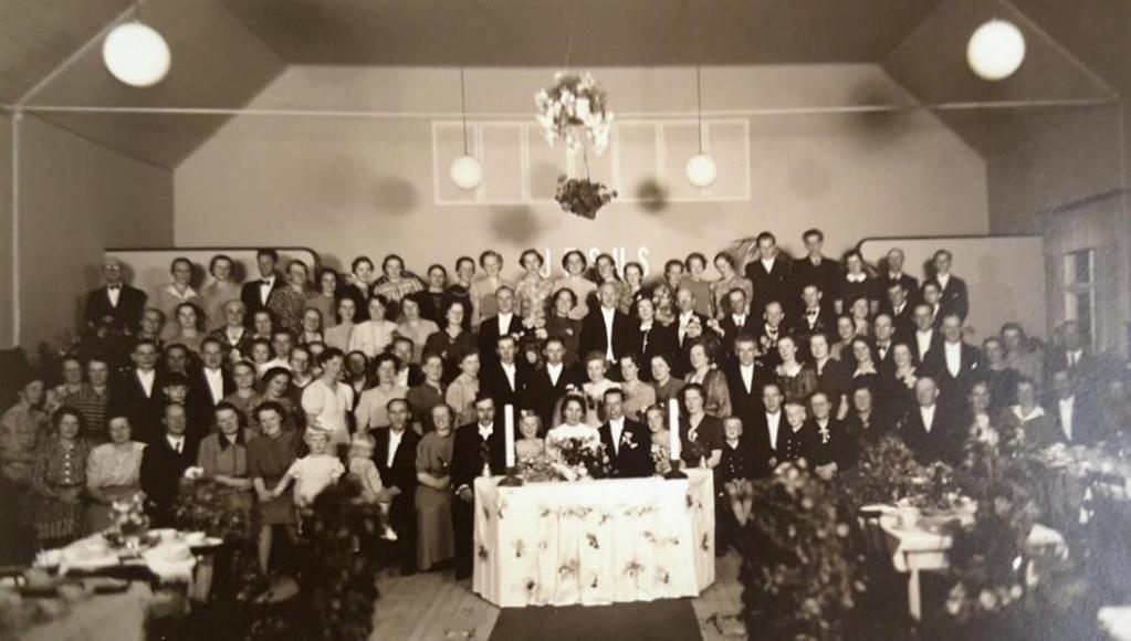 Margret och Helge Karlsson gifter sig i Filadelfia, Vaggeryd 1942. Foto Östen Carlsson, lämnat av Lars-Evert Lunnevad. Bredvid Ärlan 2 byggde 1914 Karl Ling ett hus på tomten Ärlan 3.