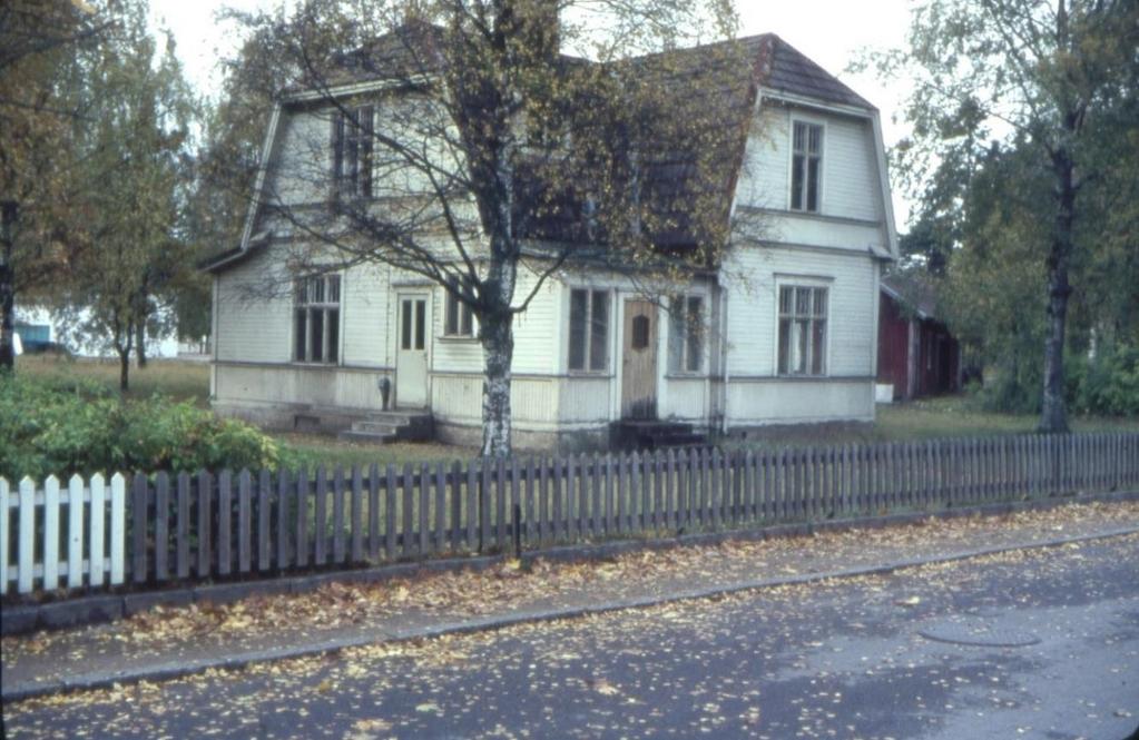 Sveavägen och fastigheten Ärlan 3, byggd av Karl Ling 1914. Huset kallades ibland Sandqvistahuset.