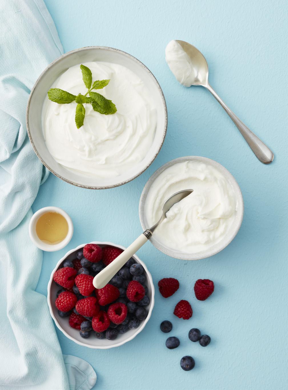 INGET KRÅNGEL + INGET SVINN = BARA BRA MELLANMÅL Med högt proteininnehåll, bra fetthalt och mängder av användningsområden är Turkisk yoghurt och Kvarg Naturell perfekta produkter att ha redo i kylen