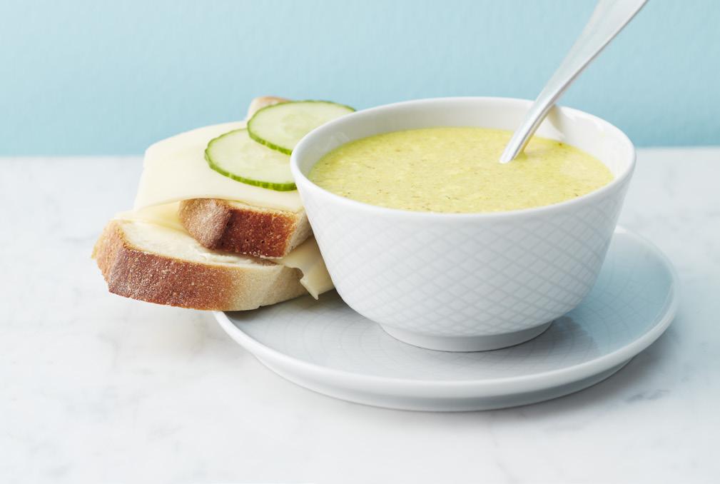 1 l Salakis Turkisk Yoghurt 2 dl vatten 2 msk curry 1,5 msk grönsaksfond bröd + ost = CURRYSOPPA Blanda och servera varm eller
