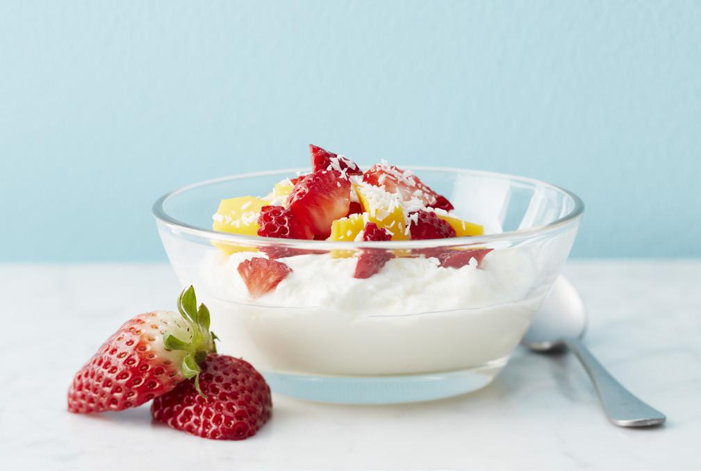 3 st hackade mango 3 dl jordgubbar + 10 msk riven kokos = FRUKTSALLAD Lägg yoghurt i skålar.