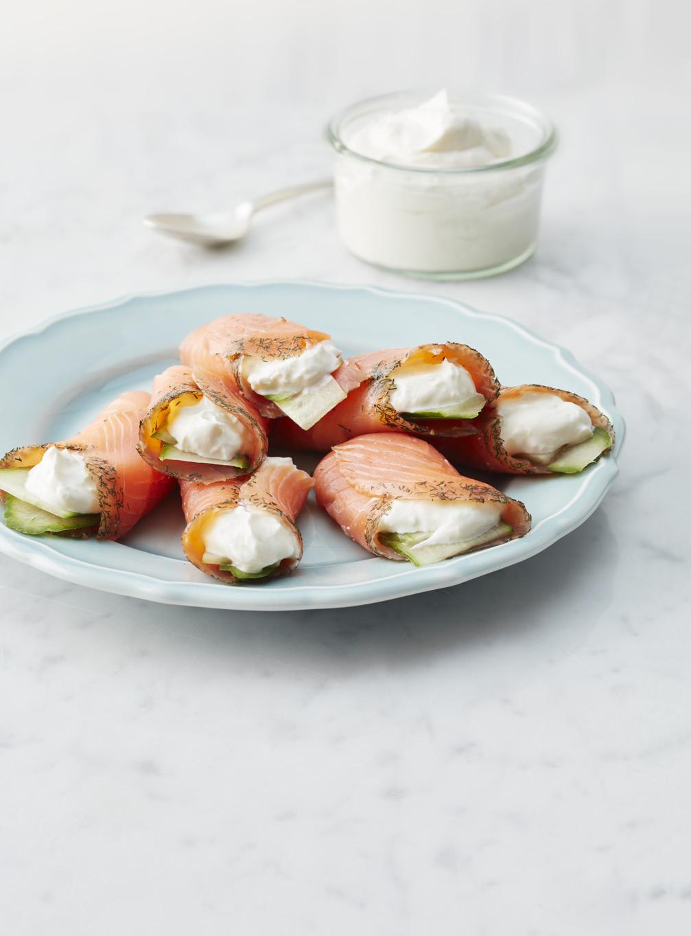 Klicka ut i formar och garnera med tomater, dill och citron. Byt ut laxen mot hackat ägg och tomat mot äppelskivor.