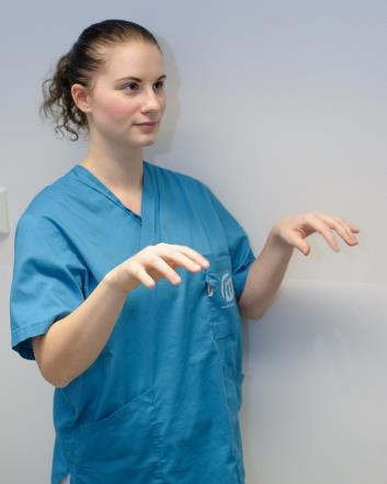patienten krama dina båda händer hårt. Kontrollera styrka, ryckighet eller stelhet i rörelserna och sidoskillnader.