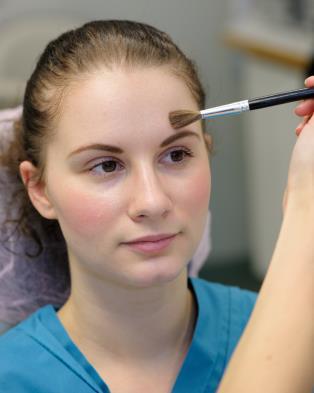 Undersökningen utförs i ordningen beröring (med pensel eller bomullstops), kyla (kylrulle eller metallskaft), pin-prick (sond eller tandpetare) och till sist undersöks om wind-up för pin-prick