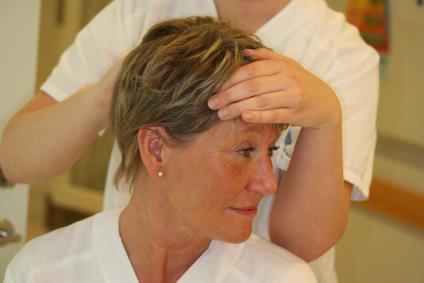Flexion med rotation: böj huvudet mot