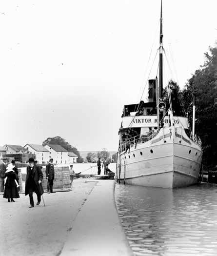 Höger sida: Ångfartyget Söderköping, byggt 1897, slussar i Mem på 1920-talet,
