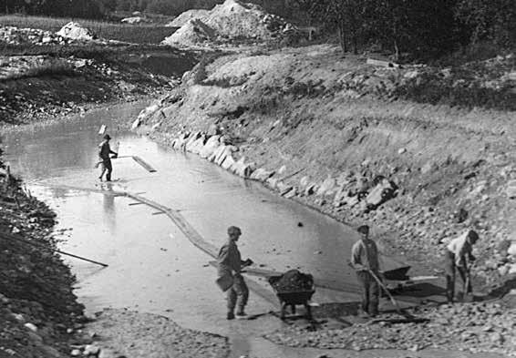 Arbetet 58 000 soldater, varav ett par hundra ryska soldater och ryska krigsfångar samt 3500 civila hantverkare grävde kanalens 87 km för hand med stålskodda träspadar.