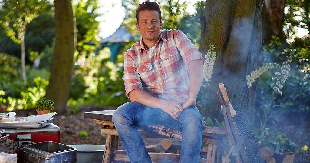 JAMIES COMFORT FOOD Jamies Comfort Food är ett program där Jamie Oliver reser runt och lagar nya, gamla och uppdaterade matklassiker.