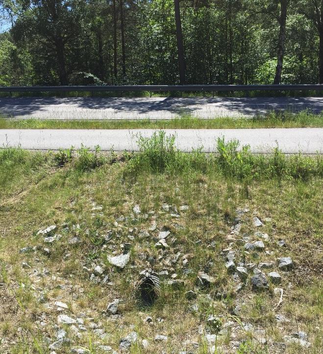 Under gång- och cykelvägen finns trummor på några ställen på sträckan som leder dagvatten från planområdet till vägdiket.