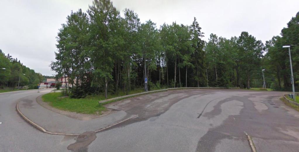 Figur 8. Planområdets nordvästra gräns. Kvarnängsvägen. (Google Maps, 2017) Figur 9. Planområdets södra del med grusyta (t.v i bild) samt temporär byggnad (BMX-hall).