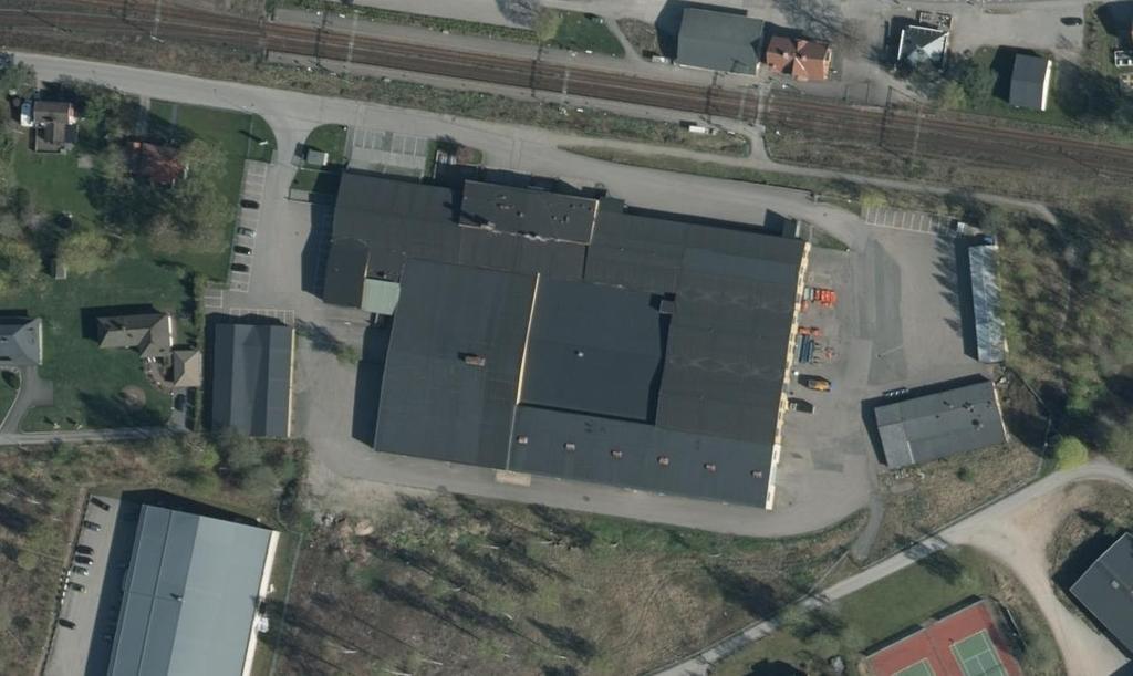 Kompletterande miljöteknisk markundersökning Datum: 2015-04-02 Projektnr: 151049 Samtliga byggnader som idag finns på fastigheten har funnits sedan 1985.