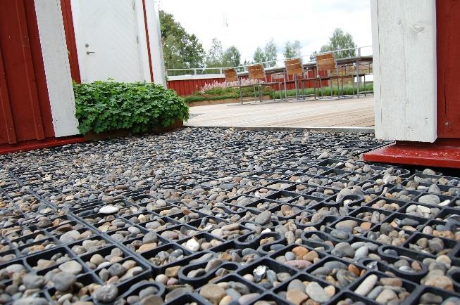 Fördelen med markarmering är att ytan kan vara grusad eller gräsklädd, samtidigt som att det är lätt för barnvagnar/rullstolar att ta sig fram.