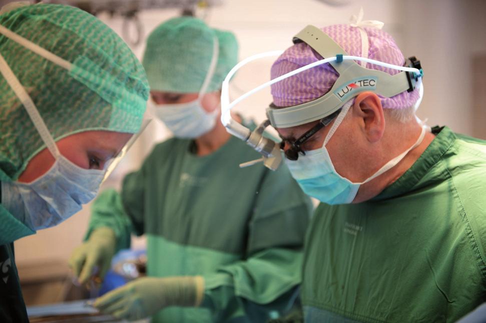 Du skall inte ta några av dina egna mediciner på morgonen, sjuksköterskan ger dig en lugnade tablett samt ev. en spruta som ordinerats av narkosläkaren. Sedan kör vi dig till operation.