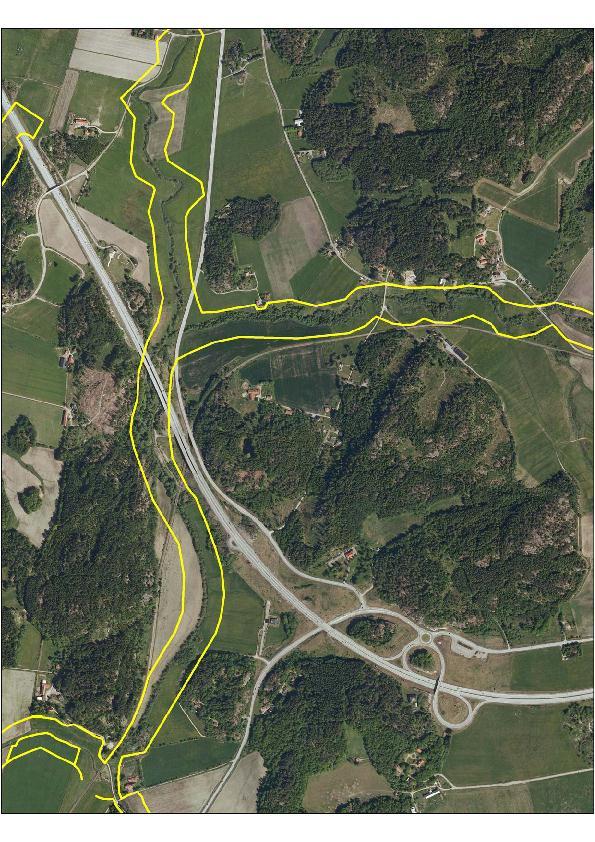 Programområdet är beläget några hundra meter öster om E 6 cirka 1 km norr om Gläborgmotet. Området innefattar anslutning till länsväg 165 cirka 4 km söder om Dingle tätort.