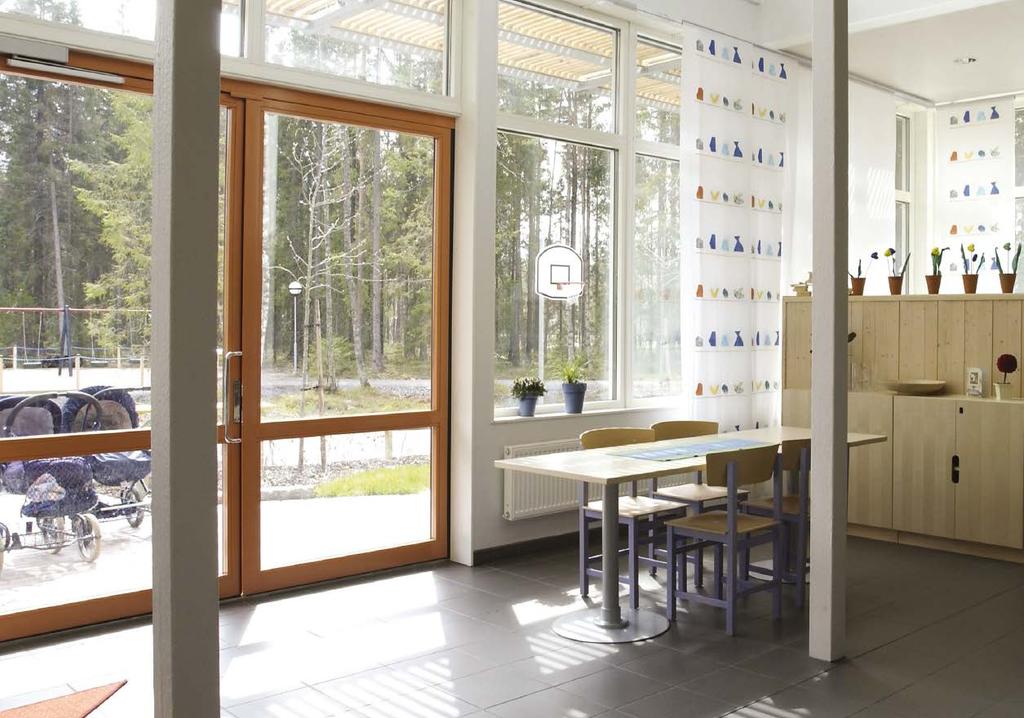 Kontakten mellan ute och inne, sjöfruskolan Det finns idag tydliga normer för hur starkt ljuset ska vara vid arbetsplatser.