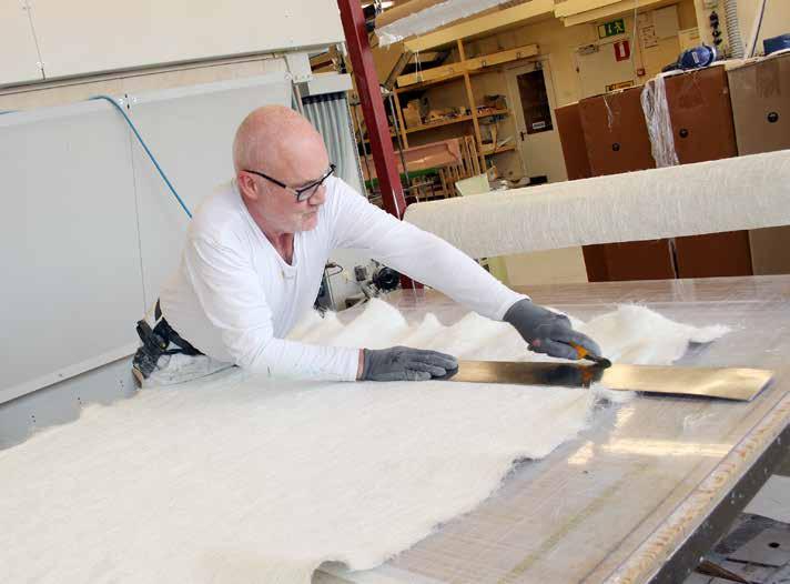 Helge Stahl skär till bitar av glasfiber som sedan används för att bygga upp plastprodukterna. Allt är ett hantverk. tur.