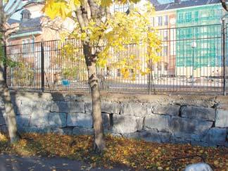 Trappstegen upp till den lilla ytan justeras och förses med handledare. För att förbättra utsikten tas syrenbuskarna bort i synfältet mot sjön och Västerbron.