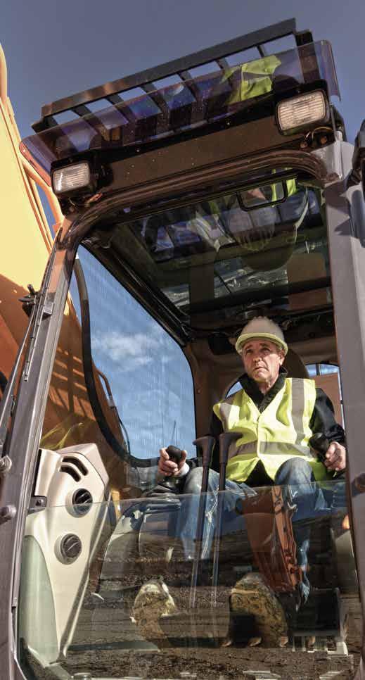 e många förstklassiga funktionerna innefattar 178 mm L-färgskärm, luetooth och radio, rymligt förvaringsutrymme, 12 V-uttag för extrautrustning, hållare för anteckningsblock, mobiltelefonhållare,