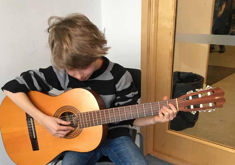 Gitarr, Elgitarr & Elbas Instrumenten i gitarrfamiljen är mångsidiga instrument som kan användas i många olika sammanhang. Undervisningen sker i grupp eller enskilt.