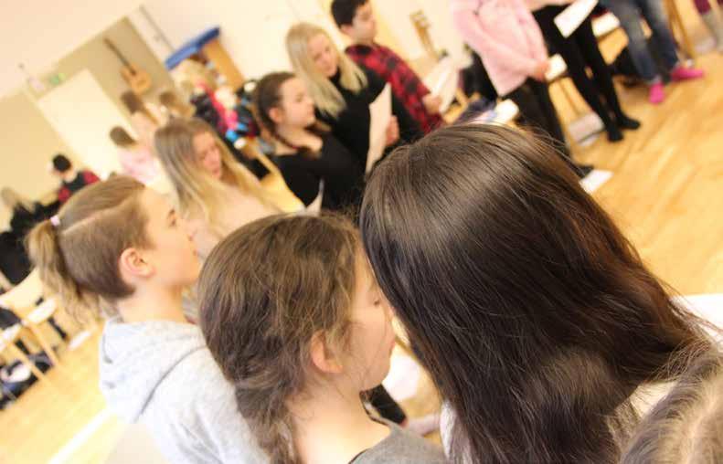 Sång & kör Solosång, från 13 år. Sångundervisningen sker i mindre grupper eller enskilt. Du får prova många sångstilar som till exempel visor, pop, jazz, klassiskt och musikal. Kör, från 5 år.
